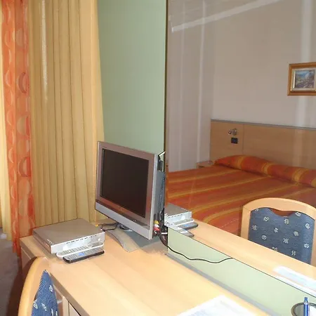 מלון Hotel More