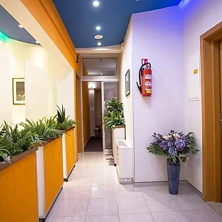 מלון Hotel More 3*