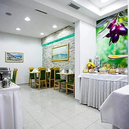 מלון Hotel More 3*